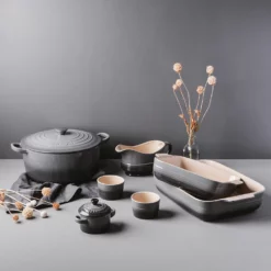 Baccarat Le Connoisseur Round French Oven With Lid Grey 29cm 6.3L -Deals Baccarat Store house lecon photoshoot4 5